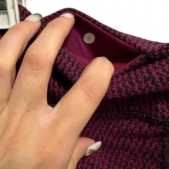 LULULEMON PURPLE/MAGENTA PINK AND BLACK CROPPED CAPRI LEGGINGS - Picture 4 of 4